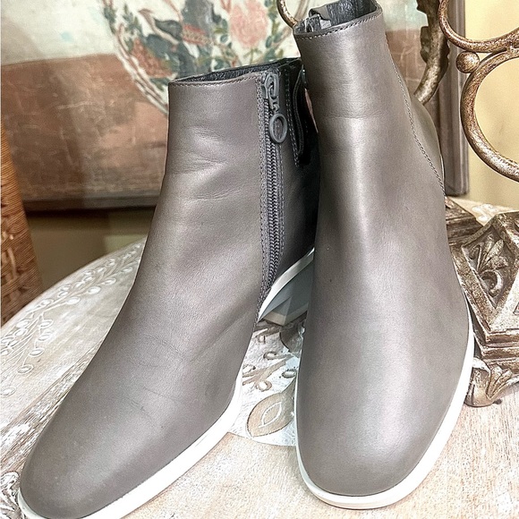 EUC Camper Brooke Leather Ankle Boot in a Taupe-Gray with Blue Heel Size 35 - Picture 2 of 10